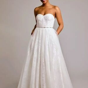 David's Bridal Size 8 Wedding Dress Ball Gown Lace Appliqué Tulle Ivory Formal